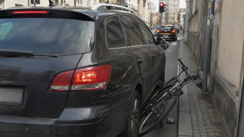 Fahrrad an offener Autotür — Dooring-Unfall im Stadtverkehr