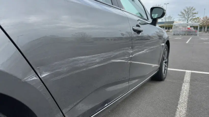Tiefer Kratzer an parkendem Auto, Verursacher unbekannt